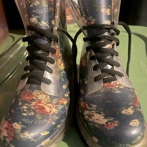 2000s floral boots with a little bit of scuffing on the sides. #y2k #floralboots